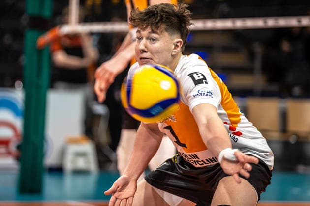 18 01 26, Berlin, Volleyball, Matchday 17, Berlin Recycling Volleys Helios Grizzlys Giesen Maximilian Treiter BR Volleys ni mt the ball to Recycling Volleys Helios Grizzlys Giesen