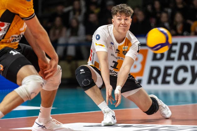 18 01 26, Berlin, Volleyball, Matchday 17, Berlin Recycling Volleys Helios Grizzlys Giesen Maximilian Treiter BR Volleys ni mt the ball to Recycling Volleys Helios Grizzlys Giesen