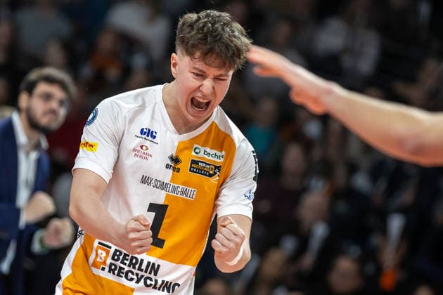 18 01 26, Berlin, Volleyball, Matchday 17, Berlin Recycling Volleys Helios Grizzlys Giesen Maximilian Treiter BR Volleys is happy about the point Recycling Volleys Helios Grizzlys Giesen