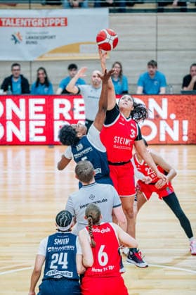 BB 1BL Women Syntainics MBC Lions Herner TC Khalis Cain GISA Lions MBC , Olivia Irene Olsen Herner TC during the 2025 2026 season in the DBBL Toyota Bundesliga Syntainics MBC Lions and Herner TC at the SWH Arena on January 18, 2026 in Halle Saale, Sachsen Anhalt, Germany