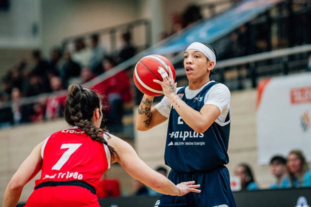 BB 1BL Women Syntainics MBC Lions Herner TC Liz Smith GISA Lions MBC , Jennifer Crowder Herner TC during the 2025 2026 season in the DBBL Toyota Bundesliga Syntainics MBC Lions and Herner TC at the SWH Arena on January 18, 2026 in Halle Saale, Sachsen Anhalt, Germany