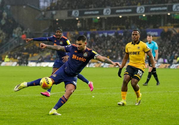 Wolverhampton, England, 18th January 2026. Bruno Guimaraes of Newcastle United swivels and fires in a shot during the Wolverhampton Wanderers vs Newcastle United Premier League match at Molineux, Wolverhampton. Picture credit should read: Andrew Yates Sportimage EDITORIAL USE ONLY. No use with unauthorised audio, video, data, fixture lists, club league logos or live services. Online in-match use limited to 120 images, no video emulation. No use in betting, games or single club league player publications. SPI_066_AY_Wolves_Newcastle SPI-4461-0065