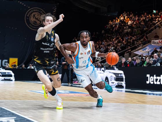 Keith Braxton Jr Science City Jena, 13 in duel against Benny Schroeder Basketball Loewen Braunschweig, 02 Basketball Loewen Braunschweig vs Science City Jena, Basketball, easyCredit Basketball Bundesliga, 16 Matchday, Season 2025 2026, 18 01 2026 Basketball Loewen Braunschweig vs Science City Jena, Basketball, easyCredit Basketball Bundesliga, 16 Matchday, Season 2025 2026, 18 01 2026 Braunschweig Copyright: xEibner-Pressefoto DamianxKruczynx EP_DKI