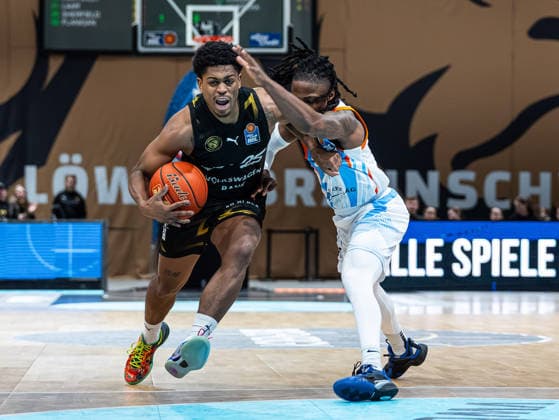 Grant Sherfield Basketball Loewen Braunschweig, 25 in duel against Uchenna Iroegbu Science City Jena, 01 Basketball Loewen Braunschweig vs Science City Jena, Basketball, easyCredit Basketball Bundesliga, Matchday 16, Season 2025 2026, 18 01 2026 Basketball Loewen Braunschweig vs Science City Jena, Basketball, easyCredit Basketball Bundesliga, Matchday 16, Season 2025 2026, 18 01 2026 Braunschweig Copyright: xEibner-Pressefoto DamianxKruczynx EP_DKI