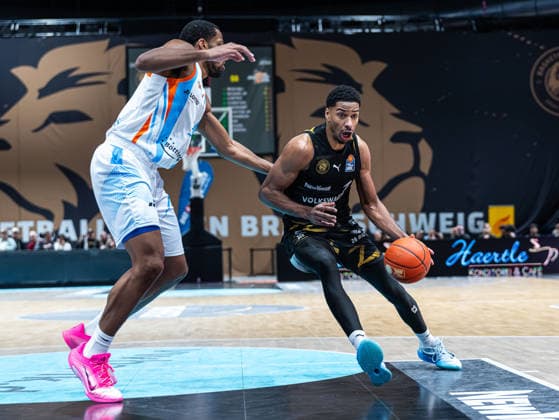David N Guessan Basketball Loewen Braunschweig, 01 in duel against William McNair Jr Science City Jena, 03 Basketball Loewen Braunschweig vs Science City Jena, Basketball, easyCredit Basketball Bundesliga, Matchday 16, Season 2025 2026, 18 01 2026 Basketball Loewen Braunschweig vs Science City Jena, Basketball, easyCredit Basketball Bundesliga, Matchday 16, Season 2025 2026, 18 01 2026 Braunschweig Copyright: xEibner-Pressefoto DamianxKruczynx EP_DKI