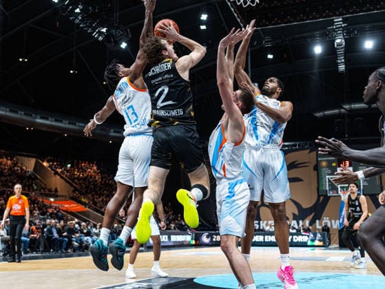 Benny Schroeder Basketball Loewen Braunschweig, 02 jumps to the basket Keith Braxton Jr Science City Jena, 13 tries to block Basketball Loewen Braunschweig vs Science City Jena, Basketball, easyCredit Basketball Bundesliga, 16 Matchday, Season 2025 2026, 18 01 2026 Basketball Loewen Braunschweig vs Science City Jena, Basketball, easyCredit Basketball Bundesliga, 16 Matchday, Season 2025 2026, 18 01 2026 Braunschweig Copyright: xEibner-Pressefoto DamianxKruczynx EP_DKI