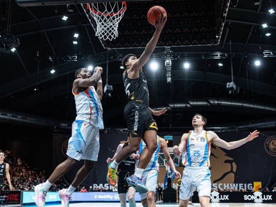 Grant Sherfield Basketball Loewen Braunschweig, 25 throws to the basket Basketball Loewen Braunschweig vs Science City Jena, Basketball, easyCredit Basketball Bundesliga, 16 Matchday, Season 2025 2026, 18 01 2026 Basketball Loewen Braunschweig vs Science City Jena, Basketball, easyCredit Basketball Bundesliga, 16 Matchday, Season 2025 2026, 18 01 2026 Braunschweig Copyright: xEibner-Pressefoto DamianxKruczynx EP_DKI