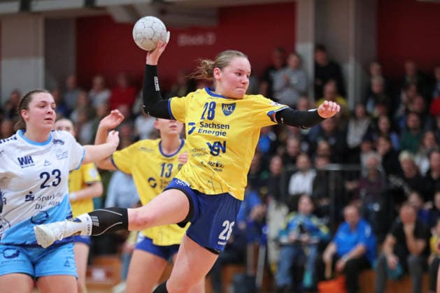 Handball, 2 Alsco HBF HC Leipzig TuS Lintfort 18 01 2026 Lara Tauchmann 28, HC Leipzig escapes Jana Willing 23, TuS Lintfort 2 Alsco Handball Bundesliga Women, HBF, Season 2025 2026, 14 Matchday HC Leipzig vs TuS Lintfort on 18 01 2026 at Sporthalle Brüderstraße Leipzig Copyright: xBEAUTIFULxSPORTS JanxKaeferx