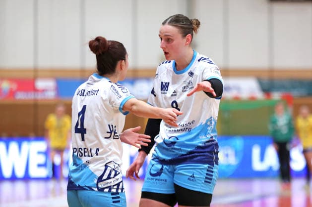 Handball, 2 Alsco HBF HC Leipzig TuS Lintfort 18 01 2026 Vakare Damuleviciute 8, TuS Lintfort in dialog with Sidney Lupisella 4, TuS Lintfort 2 Alsco Handball Bundesliga Frauen, HBF, Saison 2025 2026, 14 Spieltag HC Leipzig vs TuS Lintfort am 18 01 2026 in der Sporthalle Brüderstraße Leipzig Copyright: xBEAUTIFULxSPORTS JanxKaeferx