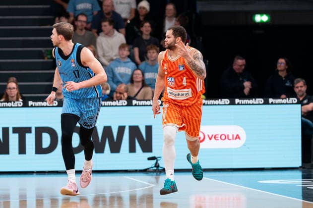 Christopher Ledlum Ratiopharm Ulm, 04 cheers jubilation, GER, Veolia Towers Hamburg vs Ratiopharm Ulm, Basketball, Bundesliga, Matchday 16, Season 2025 2026, 18 01 2026 GER, Veolia Towers Hamburg vs Ratiopharm Ulm, Basketball, Bundesliga, Matchday 16, Season 2025 2026, 18 01 2026 Hamburg Copyright: xEibner-Pressefoto MaxxVincenx EP_MVN