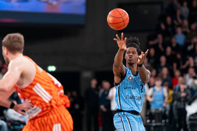 Leonard Thorpe Jr Veolia Towers Hamburg, 02 on pass, GER, Veolia Towers Hamburg vs Ratiopharm Ulm, Basketball, Bundesliga, Matchday 16, Season 2025 2026, 18 01 2026 GER, Veolia Towers Hamburg vs Ratiopharm Ulm, Basketball, Bundesliga, Matchday 16, Season 2025 2026, 18 01 2026 Hamburg Copyright: xEibner-Pressefoto MaxxVincenx EP_MVN