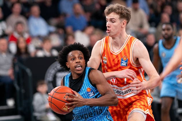 Ross Williams Veolia Towers Hamburg, 34 dribbling against Tobias Jensen Ratiopharm Ulm, 07 , GER, Veolia Towers Hamburg vs Ratiopharm Ulm, Basketball, Bundesliga, Matchday 16, Season 2025 2026, 18 01 2026 GER, Veolia Towers Hamburg vs Ratiopharm Ulm, Basketball, Bundesliga, Matchday 16, Season 2025 2026, 18 01 2026 Hamburg Copyright: xEibner-Pressefoto MaxxVincenx EP_MVN