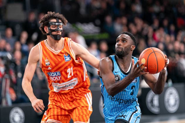 Osaro Rich Veolia Towers Hamburg, 03 dribbling against Alec Anigbata Ratiopharm Ulm, 21 , GER, Veolia Towers Hamburg vs Ratiopharm Ulm, Basketball, Bundesliga, Matchday 16, Season 2025 2026, 18 01 2026 GER, Veolia Towers Hamburg vs Ratiopharm Ulm, Basketball, Bundesliga, Matchday 16, Season 2025 2026, 18 01 2026 Hamburg Copyright: xEibner-Pressefoto MaxxVincenx EP_MVN