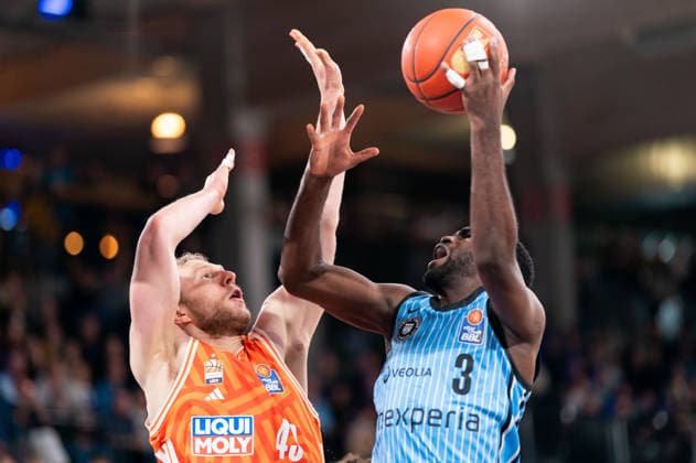 Osaro Rich Veolia Towers Hamburg, 03 on a lay-up, Christian Sengfelder Ratiopharm Ulm, 43 , GER, Veolia Towers Hamburg vs Ratiopharm Ulm, Basketball, Bundesliga, Matchday 16, Season 2025 2026, 18 01 2026 GER, Veolia Towers Hamburg vs Ratiopharm Ulm, Basketball, Bundesliga, Matchday 16, Season 2025 2026, 18 01 2026 Hamburg Copyright: xEibner-Pressefoto MaxxVincenx EP_MVN