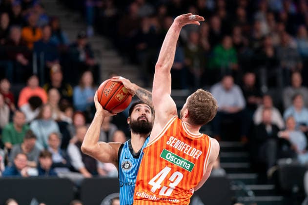 Martin Breunig Veolia Towers Hamburg, 13 on a lay-up against Christian Sengfelder Ratiopharm Ulm, 43 , GER, Veolia Towers Hamburg vs Ratiopharm Ulm, Basketball, Bundesliga, Matchday 16, Season 2025 2026, 18 01 2026 GER, Veolia Towers Hamburg vs Ratiopharm Ulm, Basketball, Bundesliga, Matchday 16, Season 2025 2026, 18 01 2026 Hamburg Copyright: xEibner-Pressefoto MaxxVincenx EP_MVN