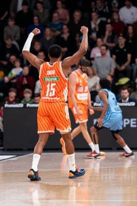 Justin Simon Ratiopharm Ulm, 15 cheers, GER, Veolia Towers Hamburg vs Ratiopharm Ulm, Basketball, Bundesliga, Matchday 16, Season 2025 2026, 18 01 2026 GER, Veolia Towers Hamburg vs Ratiopharm Ulm, Basketball, Bundesliga, Matchday 16, Season 2025 2026, 18 01 2026 Hamburg Copyright: xEibner-Pressefoto MaxxVincenx EP_MVN