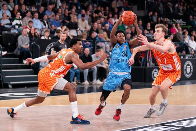 Ross Williams Veolia Towers Hamburg, 34 dribbling against Justin Simon Ratiopharm Ulm, 15 , Tobias Jensen Ratiopharm Ulm, 07 , GER, Veolia Towers Hamburg vs Ratiopharm Ulm, Basketball, Bundesliga, Matchday 16, Season 2025 2026, 18 01 2026 GER, Veolia Towers Hamburg vs Ratiopharm Ulm, Basketball, Bundesliga, Matchday 16, Season 2025 2026, 18 01 2026 Hamburg Copyright: xEibner-Pressefoto MaxxVincenx EP_MVN