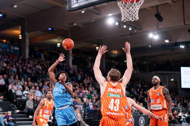 Ross Williams Veolia Towers Hamburg, 34 on throw, Christian Sengfelder Ratiopharm Ulm, 43 , GER, Veolia Towers Hamburg vs Ratiopharm Ulm, Basketball, Bundesliga, Matchday 16, Season 2025 2026, 18 01 2026 GER, Veolia Towers Hamburg vs Ratiopharm Ulm, Basketball, Bundesliga, Matchday 16, Season 2025 2026, 18 01 2026 Hamburg Copyright: xEibner-Pressefoto MaxxVincenx EP_MVN