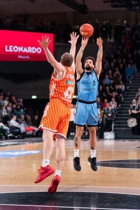 Devon Daniels Veolia Towers Hamburg, 21 on throw, Christian Sengfelder Ratiopharm Ulm, 43 , GER, Veolia Towers Hamburg vs Ratiopharm Ulm, Basketball, Bundesliga, Matchday 16, Season 2025 2026, 18 01 2026 GER, Veolia Towers Hamburg vs Ratiopharm Ulm, Basketball, Bundesliga, Matchday 16, Season 2025 2026, 18 01 2026 Hamburg Copyright: xEibner-Pressefoto MaxxVincenx EP_MVN