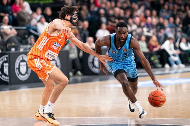 Osaro Rich Veolia Towers Hamburg, 03 dribbling against Alec Anigbata Ratiopharm Ulm, 21 , GER, Veolia Towers Hamburg vs Ratiopharm Ulm, Basketball, Bundesliga, Matchday 16, Season 2025 2026, 18 01 2026 GER, Veolia Towers Hamburg vs Ratiopharm Ulm, Basketball, Bundesliga, Matchday 16, Season 2025 2026, 18 01 2026 Hamburg Copyright: xEibner-Pressefoto MaxxVincenx EP_MVN