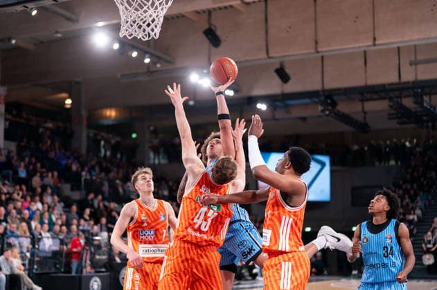 Zacharie Perrin Veolia Towers Hamburg, 52 on the throw, Christian Sengfelder Ratiopharm Ulm, 43 , Justin Simon Ratiopharm Ulm, 15 , GER, Veolia Towers Hamburg vs Ratiopharm Ulm, Basketball, Bundesliga, Matchday 16, Season 2025 2026, 18 01 2026 GER, Veolia Towers Hamburg vs Ratiopharm Ulm, Basketball, Bundesliga, Matchday 16, Season 2025 2026, 18 01 2026 Hamburg Copyright: xEibner-Pressefoto MaxxVincenx EP_MVN
