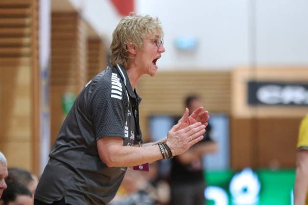 Handball, 2 Alsco HBF HC Leipzig TuS Lintfort 18 01 2026 Coach Bettina Grenz Klein TuS Lintfort cheers up 2 Alsco Handball Bundesliga Women, HBF, Season 2025 2026, Matchday 14 HC Leipzig vs TuS Lintfort on 18 01 2026 at Sporthalle Brüderstraße Leipzig Copyright: xBEAUTIFULxSPORTS JanxKaeferx