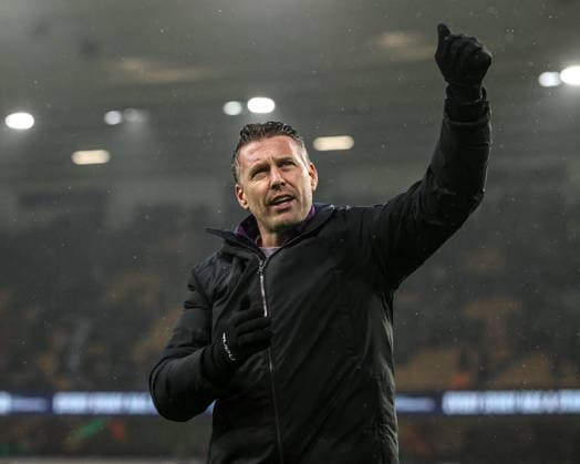 Premier League Wolverhampton Wanderers v Newcastle United Rob Edwards manager of Wolverhampton Wanderers gives the fans a thumbs up during the Premier League match Wolverhampton Wanderers vs Newcastle United at Molineux, Wolverhampton, United Kingdom, 18th January 2026 (Photo by Alfie Cosgrove News Images) Wolverhampton Molineux West Midlands United Kingdom Copyright: xAlfiexCosgrove NewsxImagesx