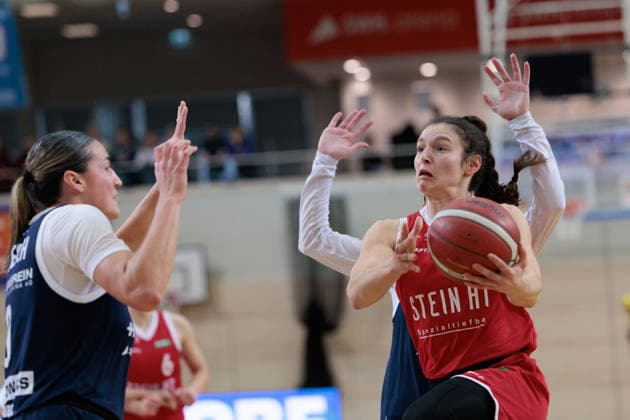 Alexia Allesch Lions, 0 , Jennifer Crowder HTC, 7 , Syntainics MBC vs Herner TC, Women, Basketball, 1 Bundesliga, DBBL, Main Round, 15 Matchday, Season 2025 26, 18 01 2026 Halle SWH Arena Sachsen Anhalt Germany