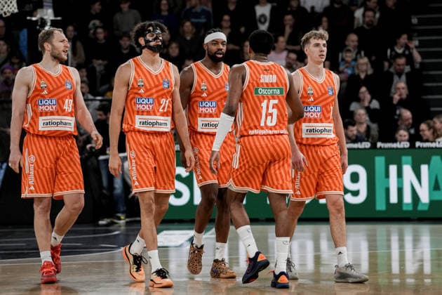 Germany easyCredit BBL, Main Round 2025 26, 16 Matchday Veolia Towers Hamburg vs ratiopharm ulm Inselpark Arena Hamburg Christian Sengfelder ratiopharm ulm, 43 , Justin Simon ratiopharm ulm, 15 , Alec Anigbata ratiopharm ulm, 21 , Tobias Jensen ratiopharm ulm, 7 , Malik Osborne ratiopharm ulm, 10 Copyright: xStefanxTrochax