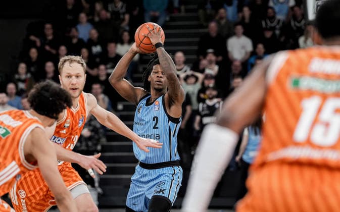 Germany easyCredit BBL, Main Round 2025 26, 16 Matchday Veolia Towers Hamburg vs ratiopharm ulm Inselpark Arena Hamburg Leonard Thorpe Jr Veolia Towers Hamburg, 2 , Justin Simon ratiopharm ulm, 15 , Christian Sengfelder ratiopharm ulm, 43 Copyright: xStefanxTrochax
