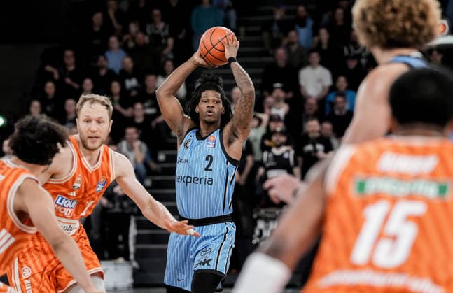 Germany easyCredit BBL, Main Round 2025 26, 16 Matchday Veolia Towers Hamburg vs ratiopharm ulm Inselpark Arena Hamburg Leonard Thorpe Jr Veolia Towers Hamburg, 2 , Justin Simon ratiopharm ulm, 15 , Christian Sengfelder ratiopharm ulm, 43 , Zacharie Perrin Veolia Towers Hamburg, 52 , Alec Anigbata ratiopharm ulm, 21 Copyright: xStefanxTrochax