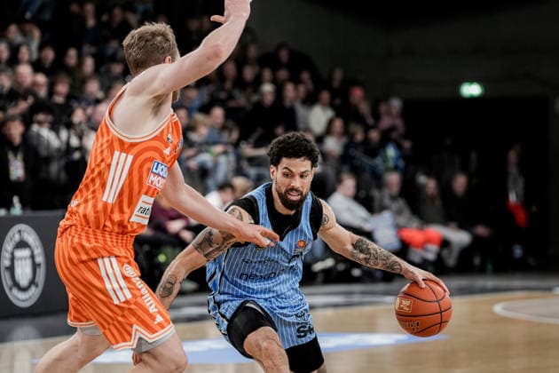 Germany easyCredit BBL, Main Round 2025 26, 16 Matchday Veolia Towers Hamburg vs ratiopharm ulm Inselpark Arena Hamburg Devon Daniels Veolia Towers Hamburg, 21 , Christian Sengfelder ratiopharm ulm, 43 Copyright: xStefanxTrochax