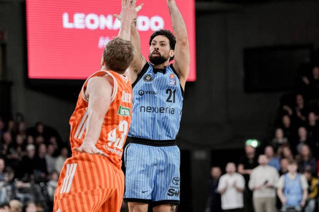 Germany easyCredit BBL, Main Round 2025 26, 16 Matchday Veolia Towers Hamburg vs ratiopharm ulm Inselpark Arena Hamburg Devon Daniels Veolia Towers Hamburg, 21 , Christian Sengfelder ratiopharm ulm, 43 Copyright: xStefanxTrochax
