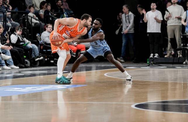 Germany easyCredit BBL, Main Round 2025 26, 16 Matchday Veolia Towers Hamburg vs ratiopharm ulm Inselpark Arena Hamburg Christopher Ledlum ratiopharm ulm, 4 , Osaro Jürgen Rich Veolia Towers Hamburg, 3 Copyright: xStefanxTrochax
