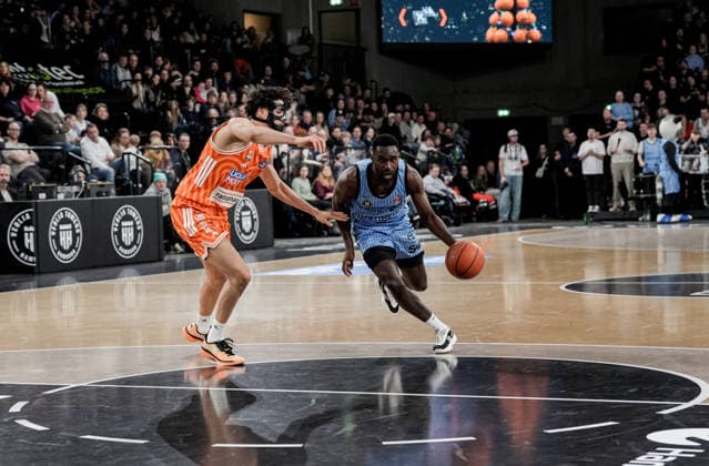 Germany easyCredit BBL, Main Round 2025 26, 16 Matchday Veolia Towers Hamburg vs ratiopharm ulm Inselpark Arena Hamburg Alec Anigbata ratiopharm ulm, 21 , Osaro Jürgen Rich Veolia Towers Hamburg, 3 Copyright: xStefanxTrochax