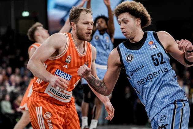 Germany easyCredit BBL, Main Round 2025 26, 16 Matchday Veolia Towers Hamburg vs ratiopharm ulm Inselpark Arena Hamburg Christopher Ledlum ratiopharm ulm, 4 , Zacharie Perrin Veolia Towers Hamburg, 52 , Ross Williams Veolia Towers Hamburg, 34 Copyright: xStefanxTrochax