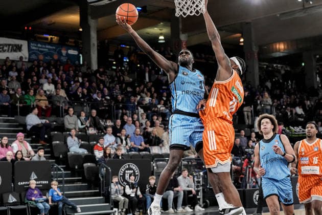 Germany easyCredit BBL, Main Round 2025 26, 16 Matchday Veolia Towers Hamburg vs ratiopharm ulm Inselpark Arena Hamburg Osaro Jürgen Rich Veolia Towers Hamburg, 3 , Malik Osborne ratiopharm ulm, 10 , Zacharie Perrin Veolia Towers Hamburg, 52 , Justin Simon ratiopharm ulm, 15 Copyright: xStefanxTrochax
