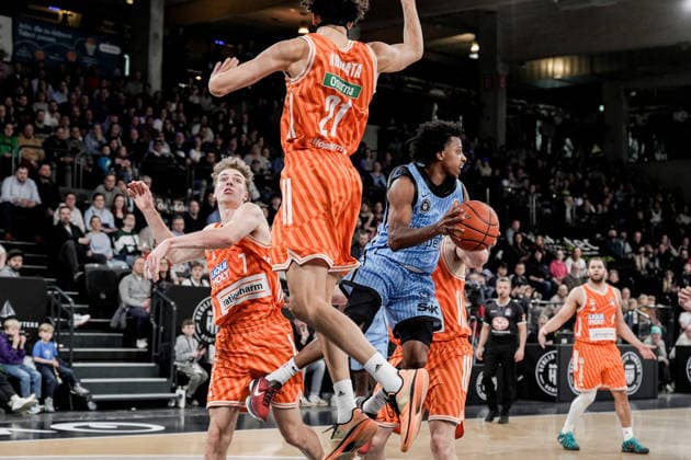 Germany easyCredit BBL, Main Round 2025 26, 16 Matchday Veolia Towers Hamburg vs ratiopharm ulm Inselpark Arena Hamburg Alec Anigbata ratiopharm ulm, 21 , Tobias Jensen ratiopharm ulm, 7 , Christian Sengfelder ratiopharm ulm, 43 , Ross Williams Veolia Towers Hamburg, 34 Copyright: xStefanxTrochax