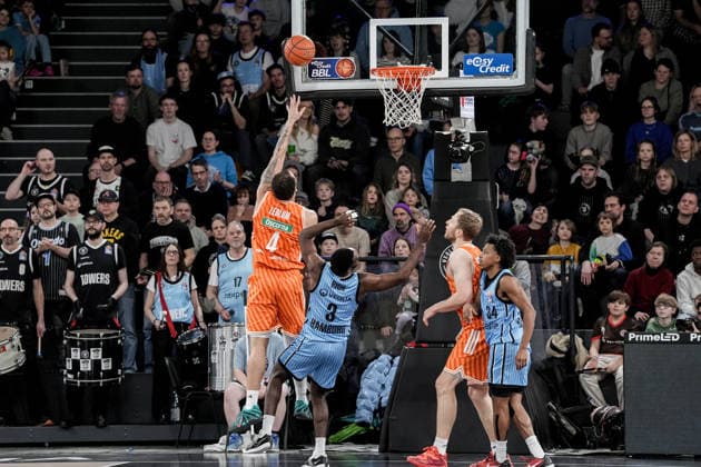 Germany easyCredit BBL, Main Round 2025 26, 16 Matchday Veolia Towers Hamburg vs ratiopharm ulm Inselpark Arena Hamburg Christopher Ledlum ratiopharm ulm, 4 , Osaro Jürgen Rich Veolia Towers Hamburg, 3 , Ross Williams Veolia Towers Hamburg, 34 , Christian Sengfelder ratiopharm ulm, 43 Copyright: xStefanxTrochax