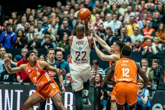 Chemnitz, Germany 18 January 2026 1 BBL 2025 2026 Niners Chemnitz vs FC Bayern Munich In the picture Isiaha Mike FCB 2 v li goes for a dunk Copyright: xFotostandx xNachtigallx