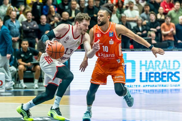 Chemnitz, Germany 18 January 2026 1 BBL 2025 2026 Niners Chemnitz vs FC Bayern Munich In the picture from left in the duel Andreas Obst FCB and Kaza Kajami Keane 99 Copyright: xFotostandx xNachtigallx