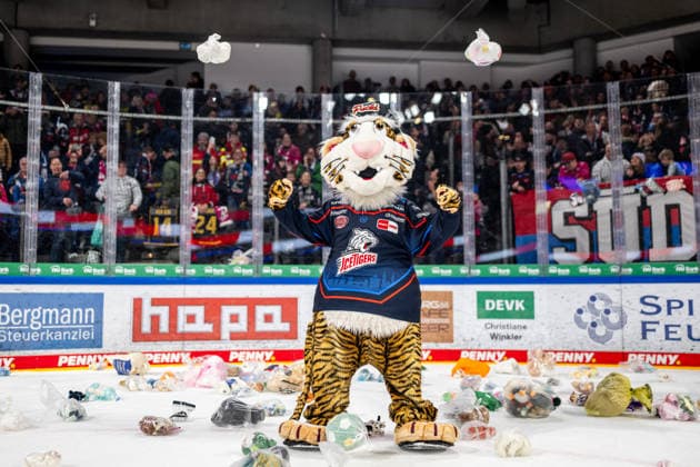 18.01.2026 - Eishockey - Saison 2025 2026 - Penny DEL - Nürnberg Ice Tigers Icetigers - Red Bull München - ThHa - xthxhax - Jubel, Freude Pucki (Maskottchen, Nürnberg Ice Tigers, NIT ), Teddybären Toss, Plüschtier Wurf *** 18 01 2026 Ice Hockey Season 2025 2026 Penny DEL Nuremberg Ice Tigers Icetigers Red Bull Munich ThHa xthxhax Cheer, Joy Pucki Mascot, Nuremberg Ice Tigers, NIT , Teddy Bear Toss, Plush Toy Toss