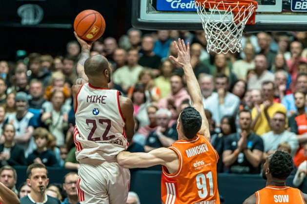 Chemnitz, Germany 18 January 2026 1 BBL 2025 2026 Niners Chemnitz vs FC Bayern Munich In the picture from left in the duel Isiaha Mike FCB and Yordan Minchev 99 at the basket Copyright: xFotostandx xNachtigallx