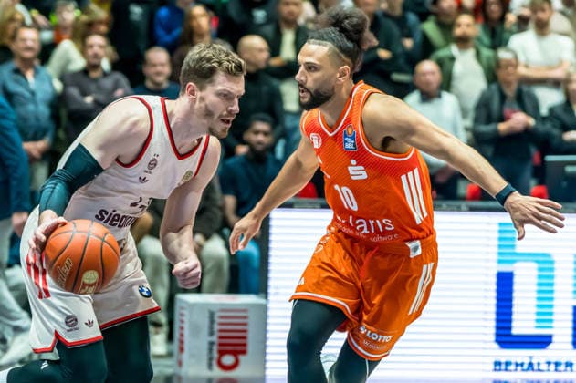 Chemnitz, Germany 18 January 2026 1 BBL 2025 2026 Niners Chemnitz vs FC Bayern Munich In the picture from left in the duel Andreas Obst FCB and Kaza Kajami Keane 99 Copyright: xFotostandx xNachtigallx