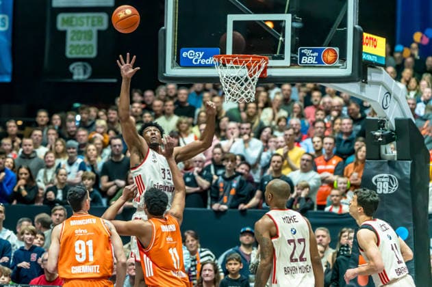 Chemnitz, Germany 18 January 2026 1 BBL 2025 2026 Niners Chemnitz vs FC Bayern Munich In the picture David McCormack FCB 2 v li goes for a dunk Copyright: xFotostandx xNachtigallx