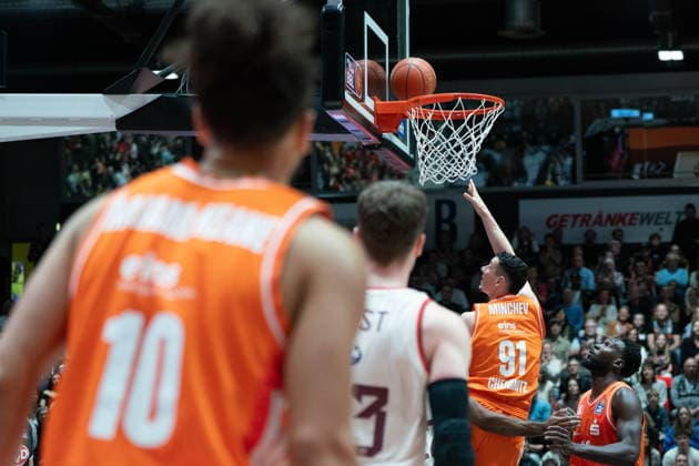 Chemnitz, Germany 18 January 2026 1 BBL 2025 2026 Niners Chemnitz vs FC Bayern Munich In the picture Yordan Minchev 99 3 v li with a 2 points throw Copyright: xFotostandx xNachtigallx