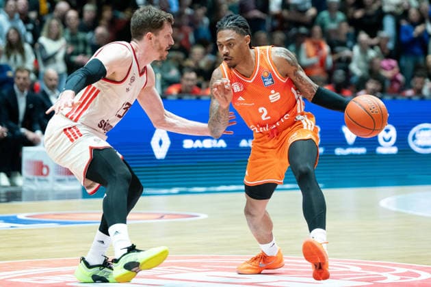 Chemnitz, Germany 18 January 2026 1 BBL 2025 2026 Niners Chemnitz vs FC Bayern Munich In the picture from left in the duel Andreas Obst FCB and Aher Uguak 99 Copyright: xFotostandx xNachtigallx