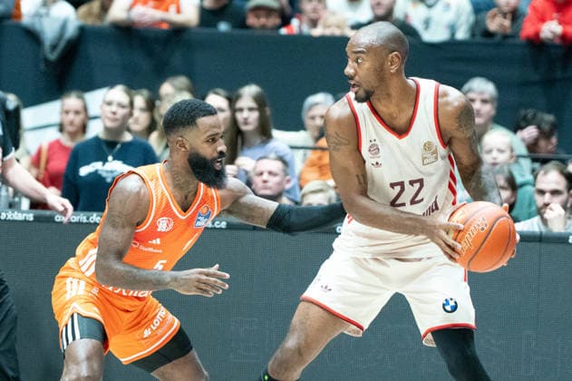 Chemnitz, Germany 18 January 2026 1 BBL 2025 2026 Niners Chemnitz vs FC Bayern Munich In the picture from left in the duel Corey Davis 99 and Isiaha Mike FCB Copyright: xFotostandx xNachtigallx
