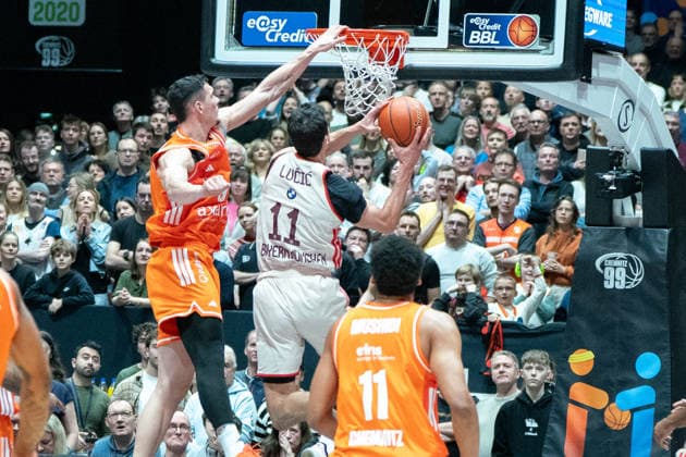 Chemnitz, Germany 18 January 2026 1 BBL 2025 2026 Niners Chemnitz vs FC Bayern Munich In the picture from left in the duel Yordan Minchev 99 and Oscar da Silva FCB Copyright: xFotostandx xNachtigallx