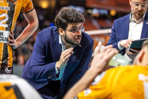 18 01 26, Berlin, Volleyball, Matchday 17, Berlin Recycling Volleys Helios Grizzlys Giesen Coach Alexandre Leal BR Volleys discusses with his team Recycling Volleys Helios Grizzlys Giesen